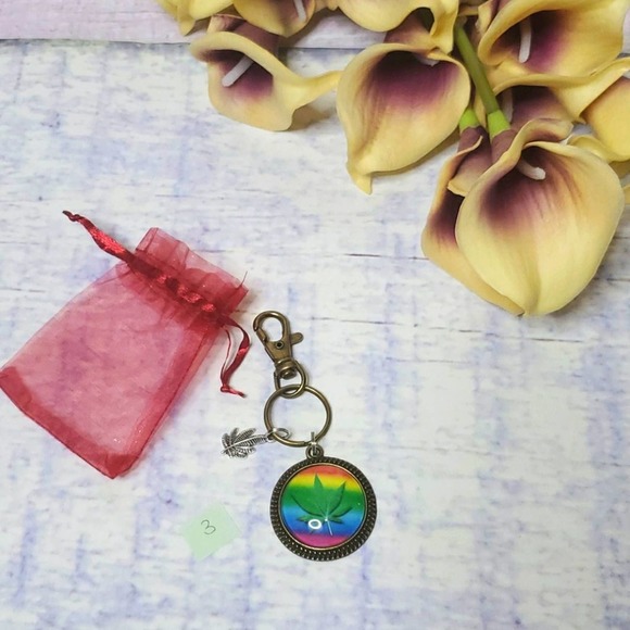 Handmade Leaf Keychain - Picture 1 of 4